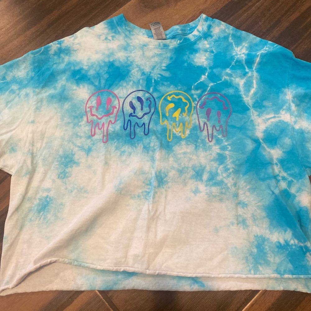 blue cropped tie die shirt